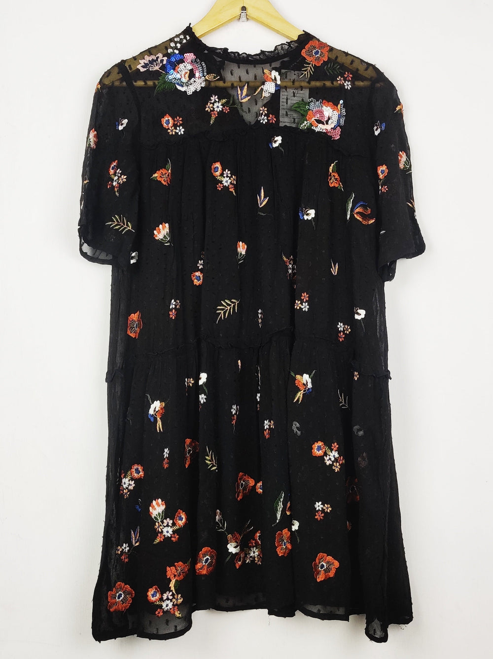 Buy online pre-used pre-loved 100% authentic & Original branded Zara (SWT-9129) available in Pakistan. Top international brands avilable.