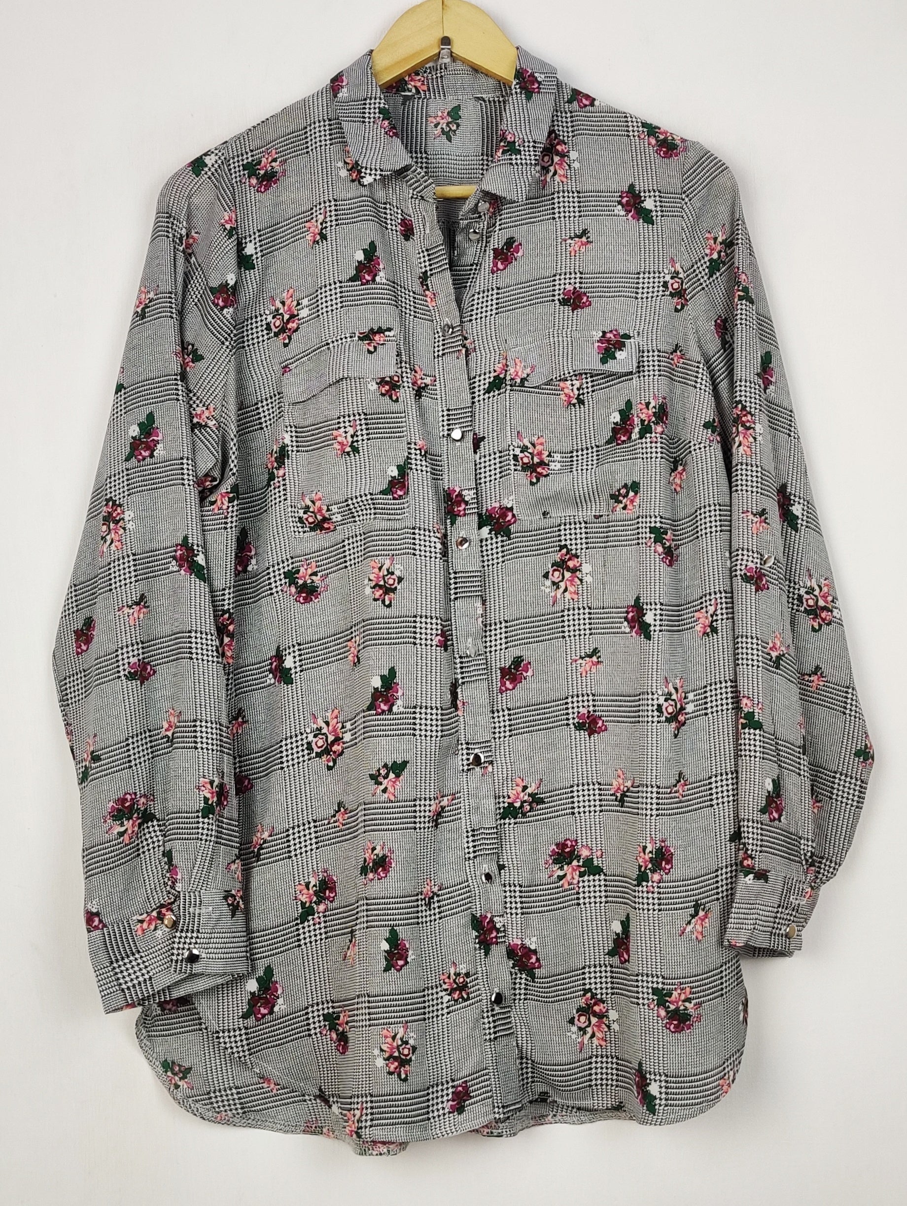 Buy online pre-used pre-loved 100% authentic & Original branded Unknown Brand (SWT-9175) available in Pakistan. Top international brands avilable.