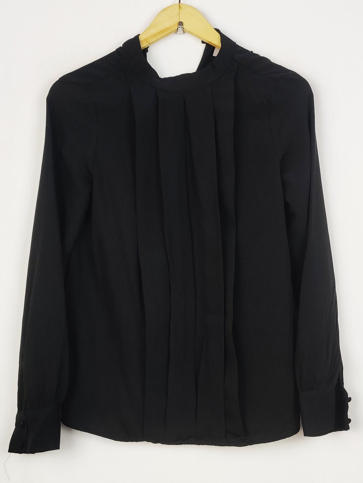 Buy online pre-used pre-loved 100% authentic & Original branded H&M (SWT-9178) available in Pakistan. Top international brands avilable.