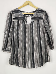 Buy online pre-used pre-loved 100% authentic & Original branded Gap (SWT-9188) available in Pakistan. Top international brands avilable.