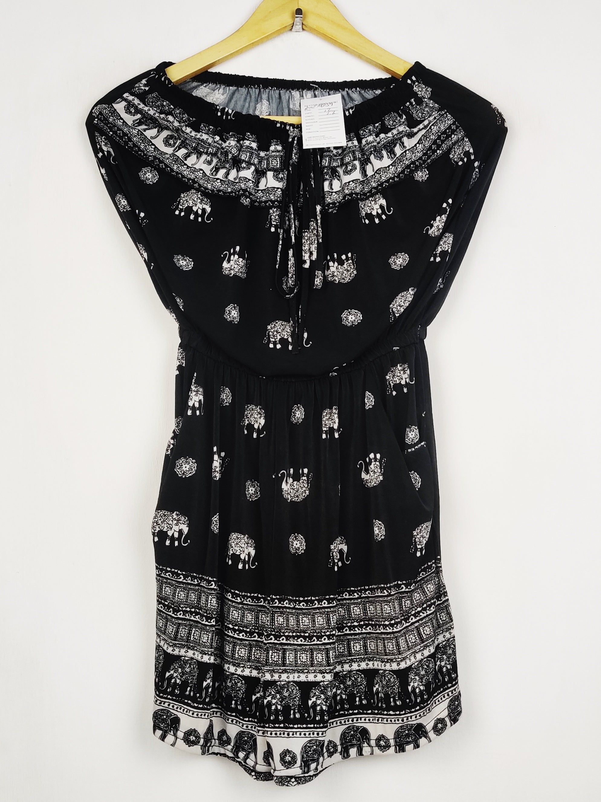 Buy online pre-used pre-loved 100% authentic & Original branded Unknown Brand (SWT-9257) available in Pakistan. Top international brands avilable.