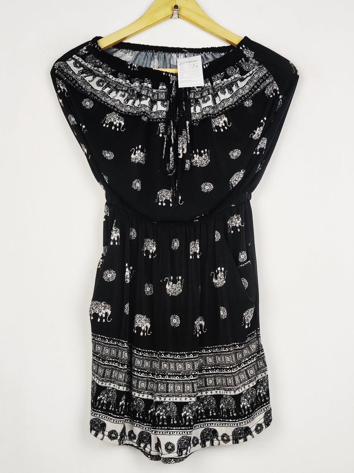 Buy online pre-used pre-loved 100% authentic & Original branded Unknown Brand (SWT-9257) available in Pakistan. Top international brands avilable.