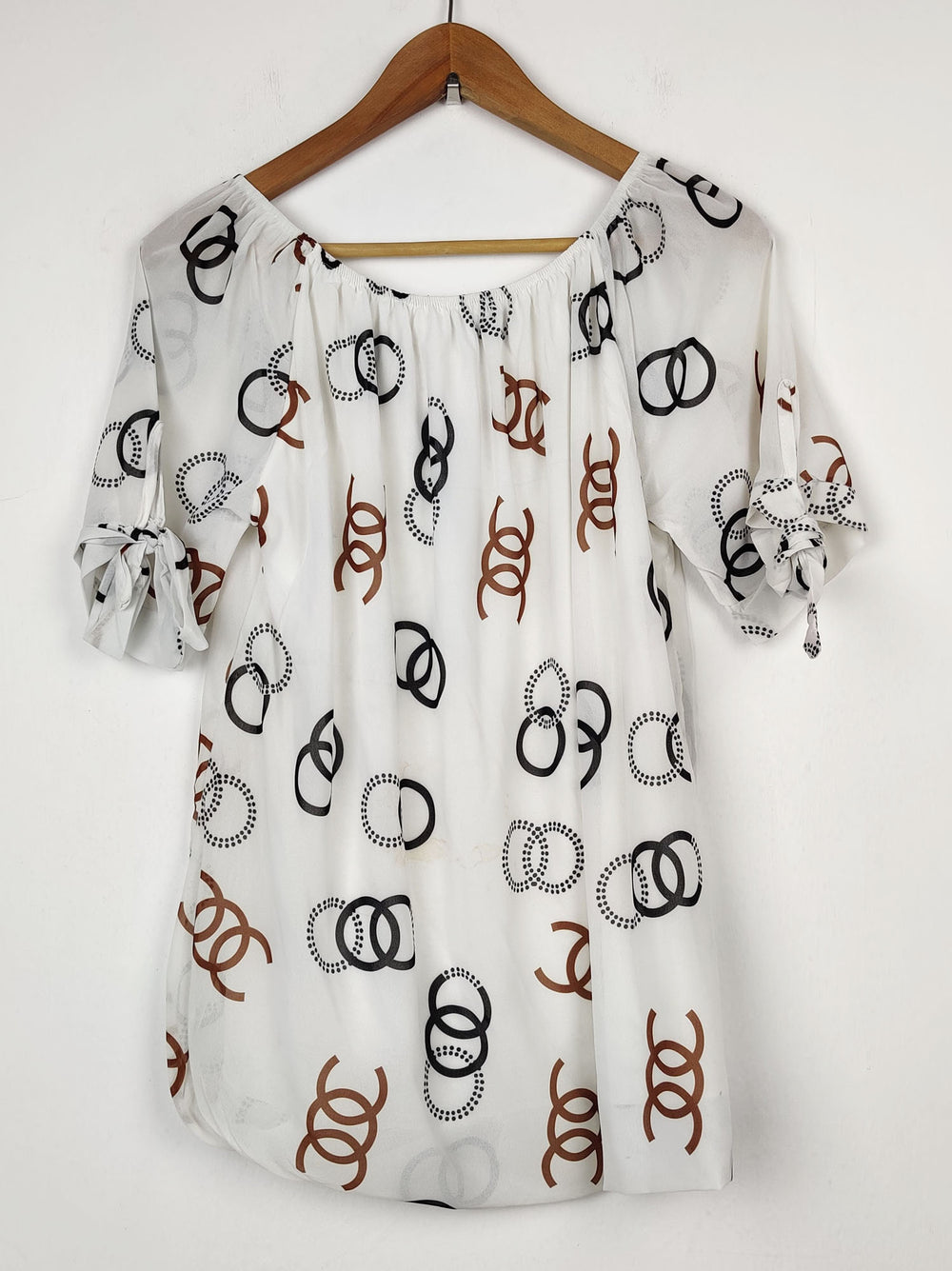 Buy online pre-used pre-loved 100% authentic & Original branded Unknown Brand (SWT-926) available in Pakistan. Top international brands avilable.