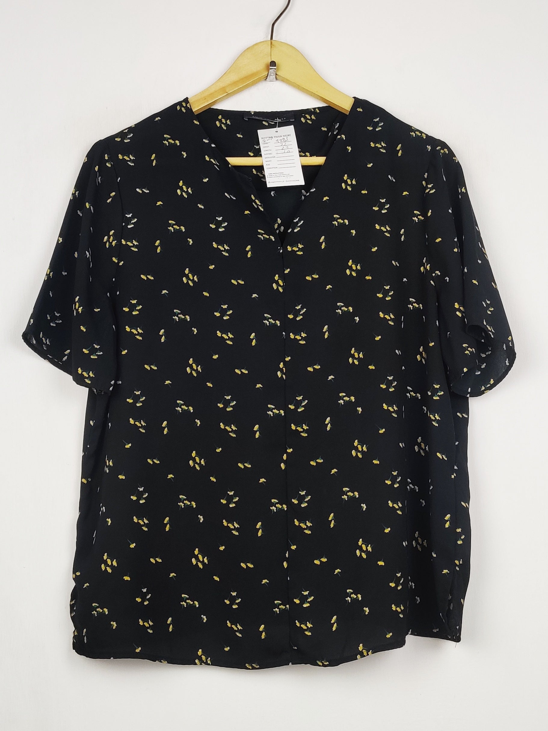 Buy online pre-used pre-loved 100% authentic & Original branded Marks & Spencer (SWT-9281) available in Pakistan. Top international brands avilable.