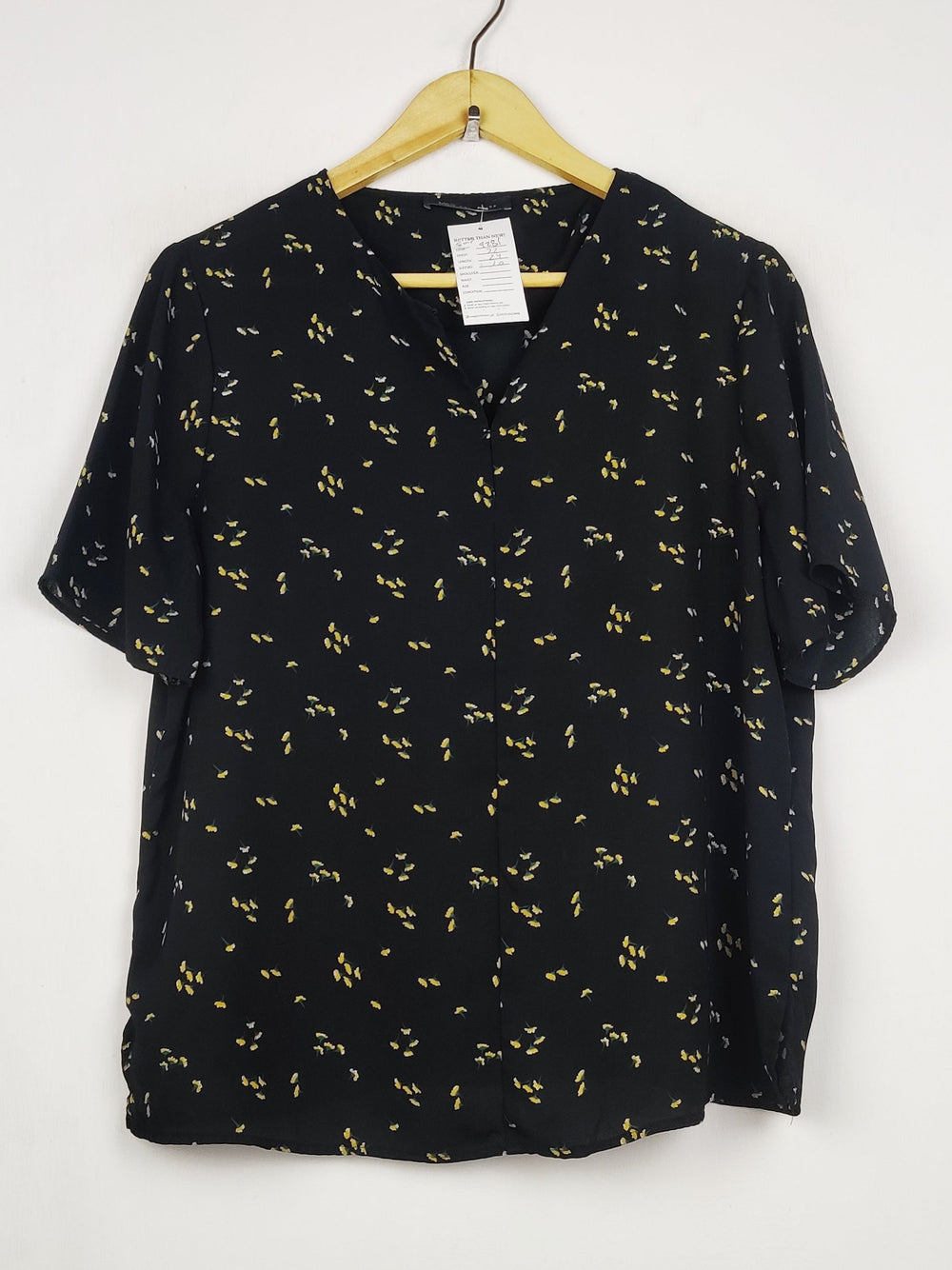Buy online pre-used pre-loved 100% authentic & Original branded Marks & Spencer (SWT-9281) available in Pakistan. Top international brands avilable.