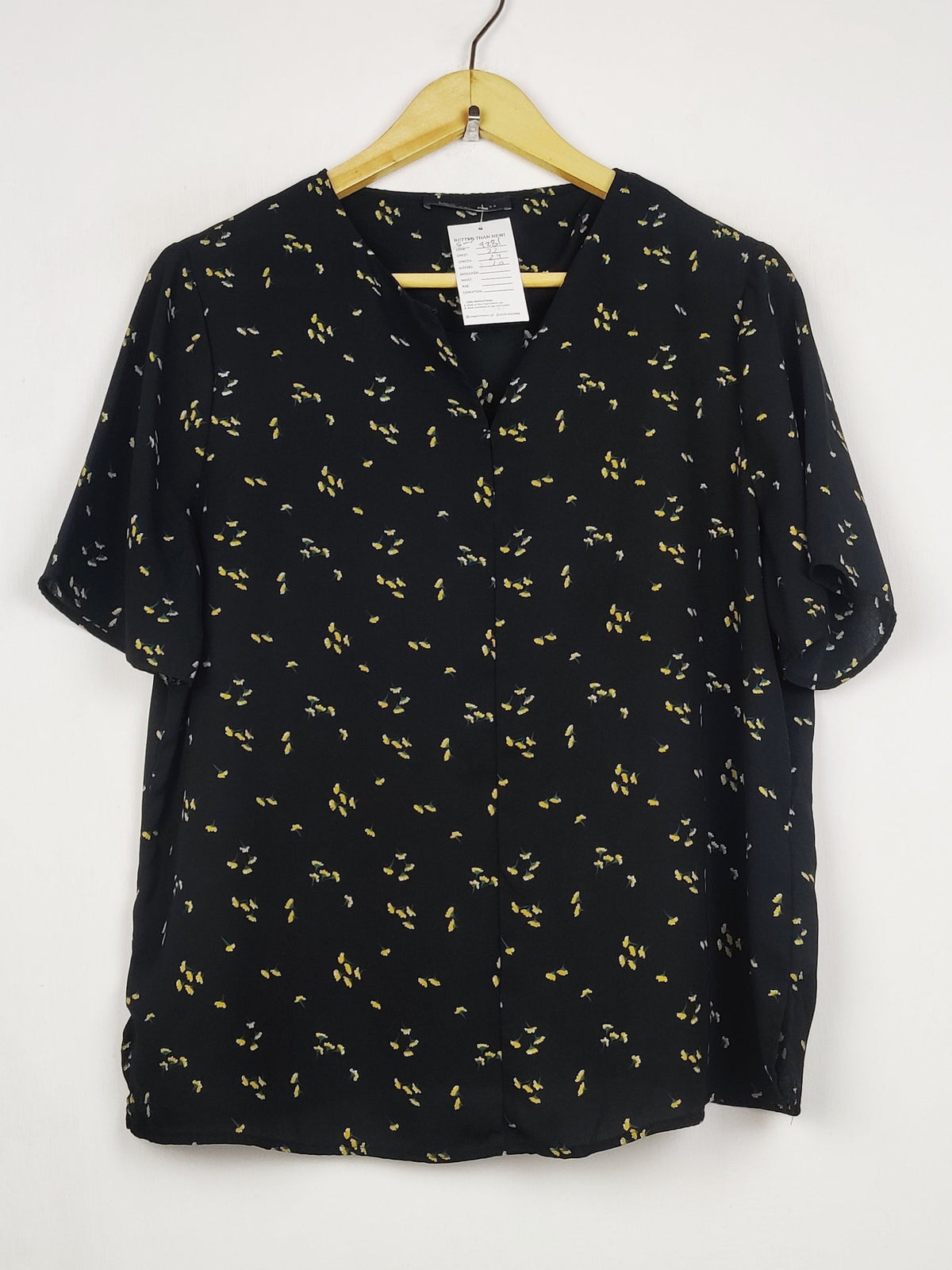 Buy online pre-used pre-loved 100% authentic & Original branded Marks & Spencer (SWT-9281) available in Pakistan. Top international brands avilable.