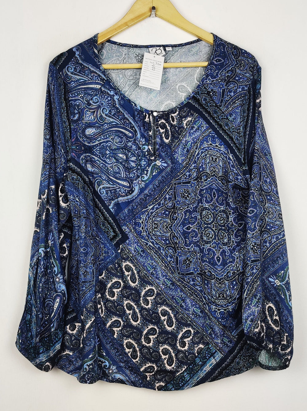 Buy online pre-used pre-loved 100% authentic & Original branded 2B (SWT-9300) available in Pakistan. Top international brands avilable.