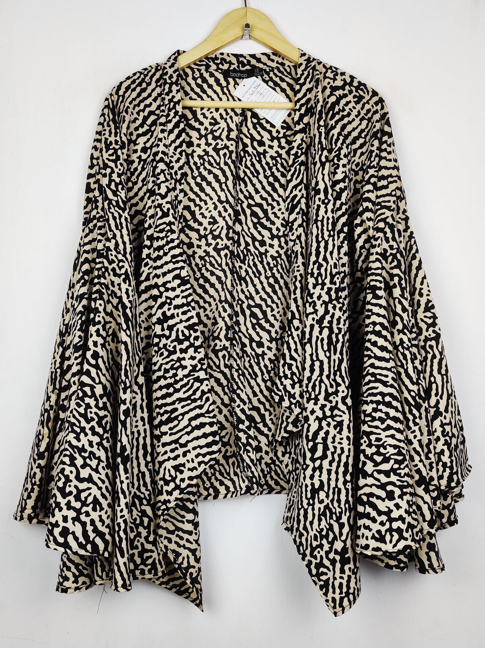 Buy online pre-used pre-loved 100% authentic & Original branded Boohoo (SWT-9360) available in Pakistan. Top international brands avilable.