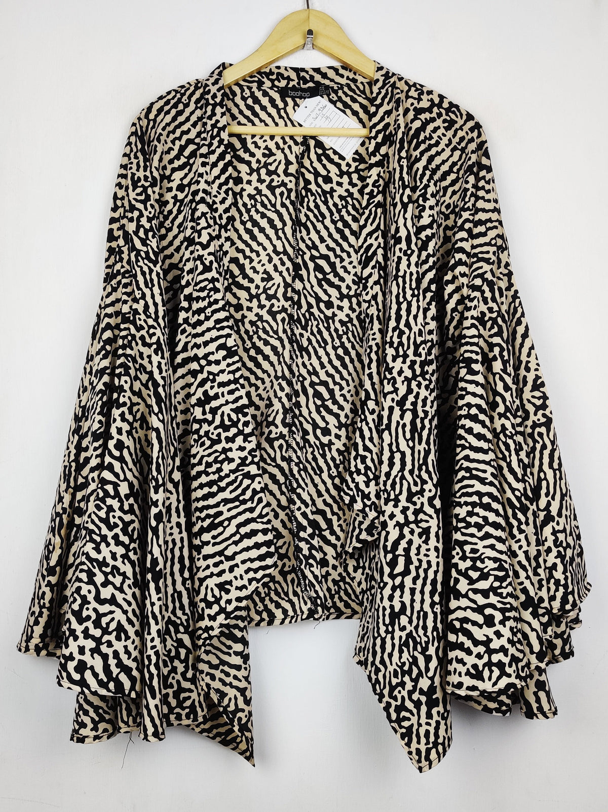 Buy online pre-used pre-loved 100% authentic & Original branded Boohoo (SWT-9360) available in Pakistan. Top international brands avilable.