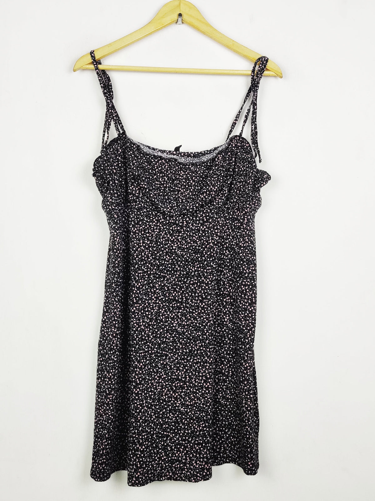 Buy online pre-used pre-loved 100% authentic & Original branded H&M (SWT-9372) available in Pakistan. Top international brands avilable.
