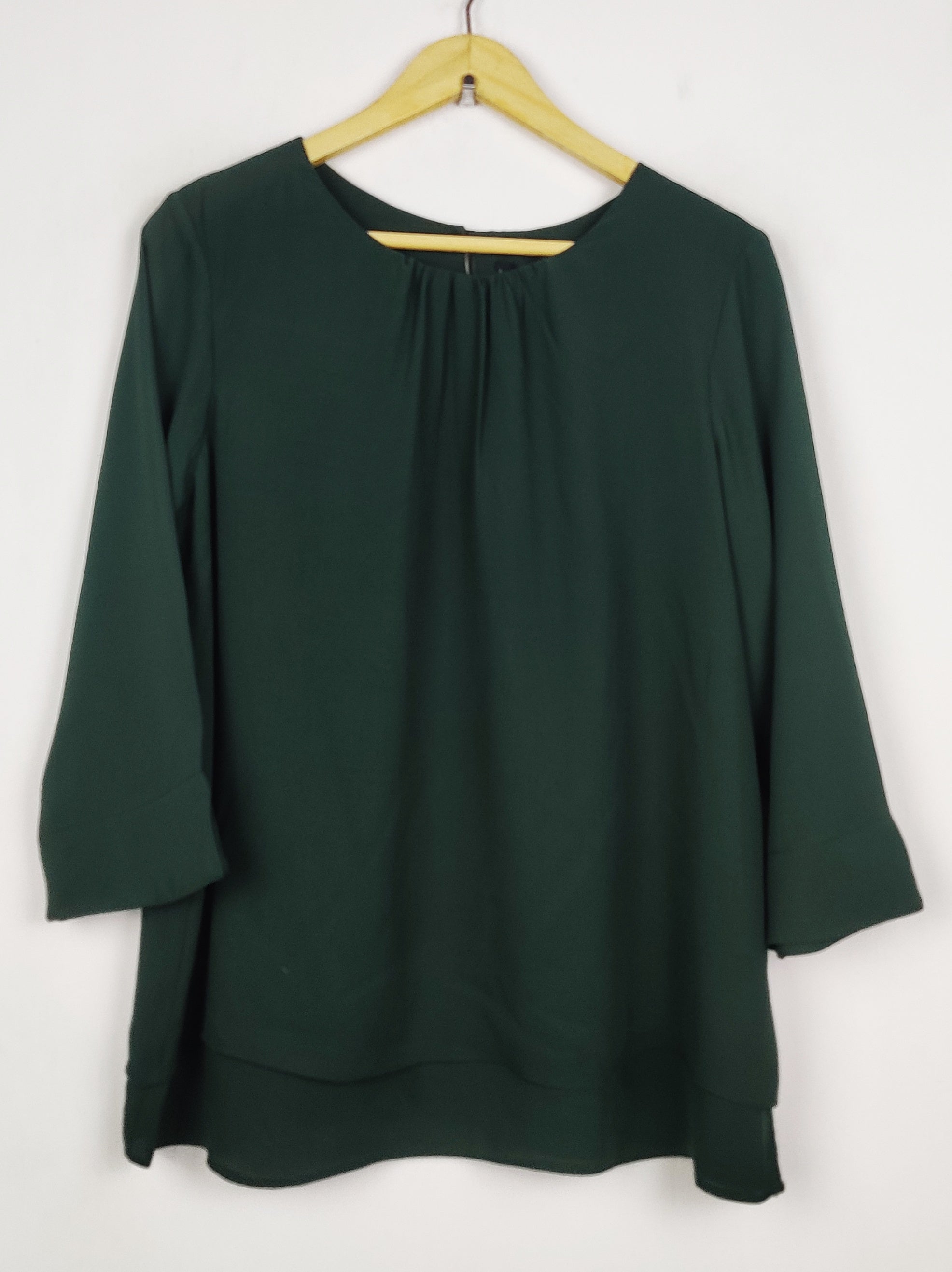 Buy online pre-used pre-loved 100% authentic & Original branded Unknown Brand (SWT-9394) available in Pakistan. Top international brands avilable.