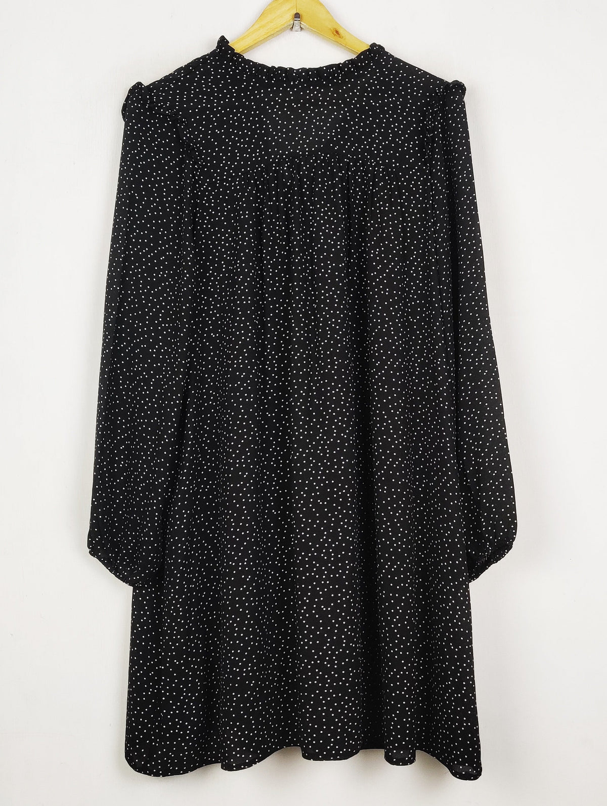 Buy online pre-used pre-loved 100% authentic & Original branded Primark (SWT-9462) available in Pakistan. Top international brands avilable.