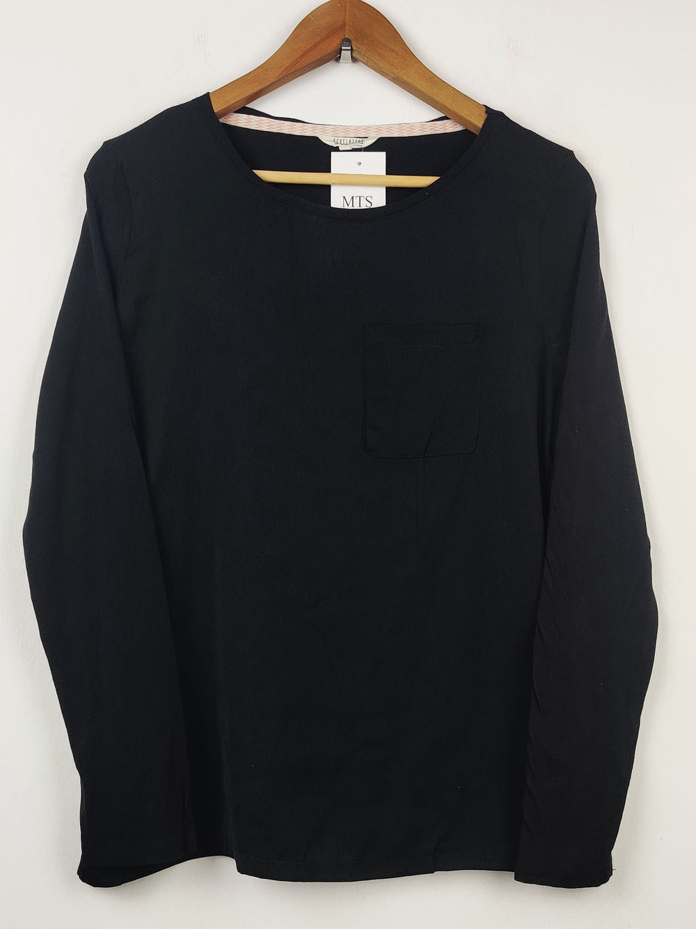 Buy online pre-used pre-loved 100% authentic & Original branded Revelation (SWT-947) available in Pakistan. Top international brands avilable.