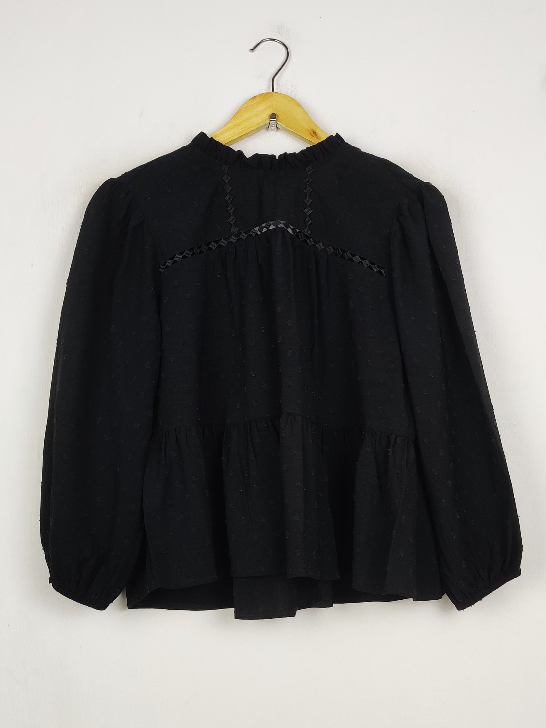 Buy online pre-used pre-loved 100% authentic & Original branded Unknown Brand (SWT-9481) available in Pakistan. Top international brands avilable.