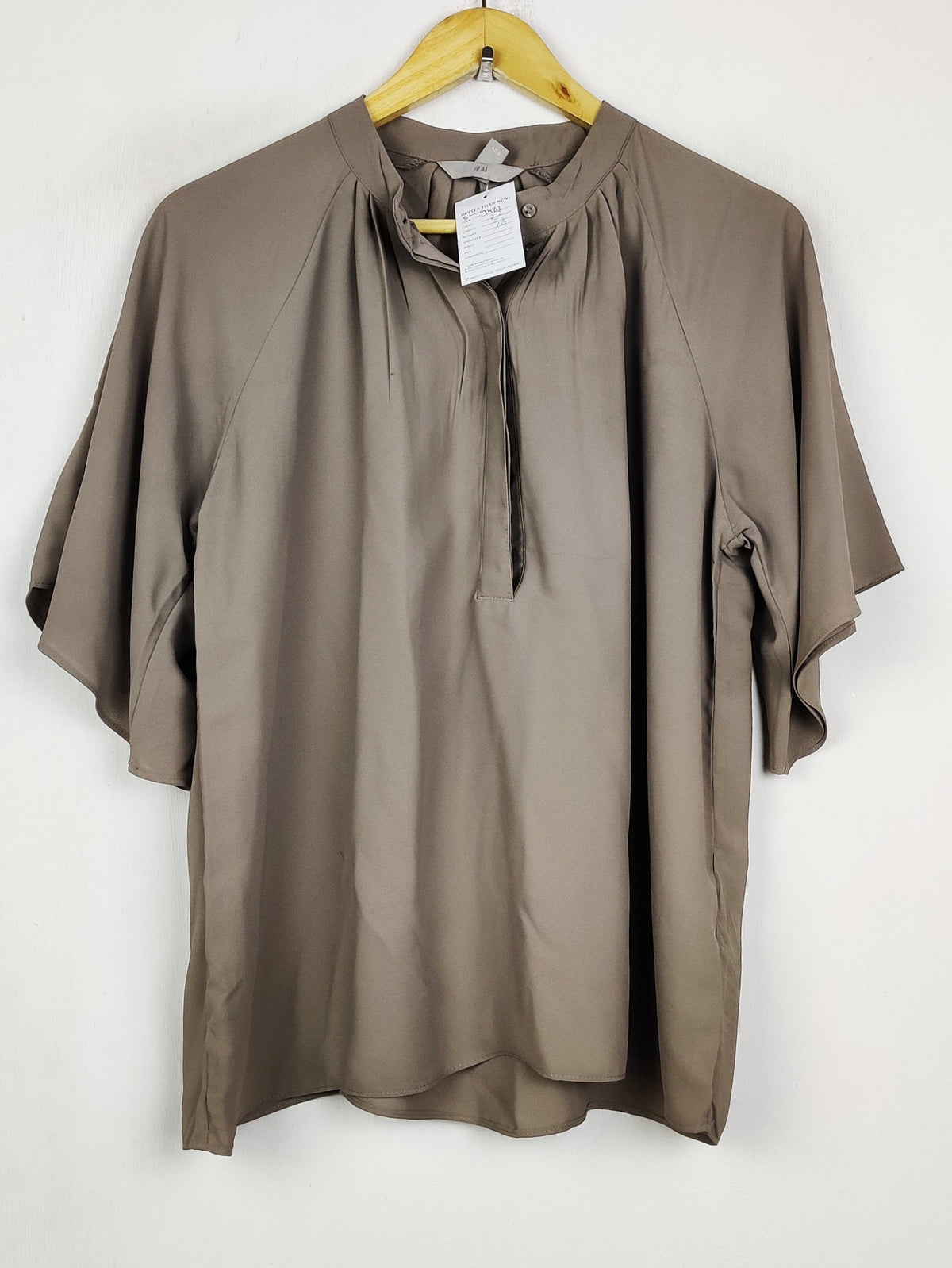 Buy online pre-used pre-loved 100% authentic & Original branded H&M (SWT-9483) available in Pakistan. Top international brands avilable.