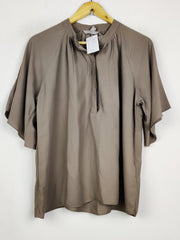 Buy online pre-used pre-loved 100% authentic & Original branded H&M (SWT-9483) available in Pakistan. Top international brands avilable.
