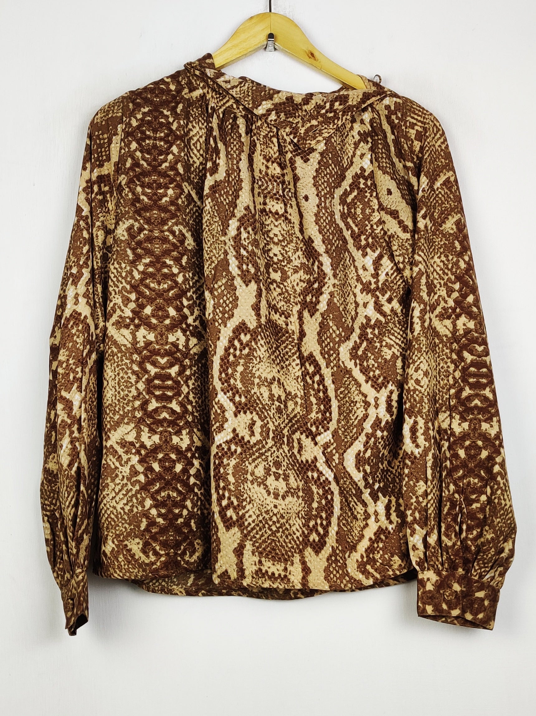 Buy online pre-used pre-loved 100% authentic & Original branded French Connection (SWT-9501) available in Pakistan. Top international brands avilable.