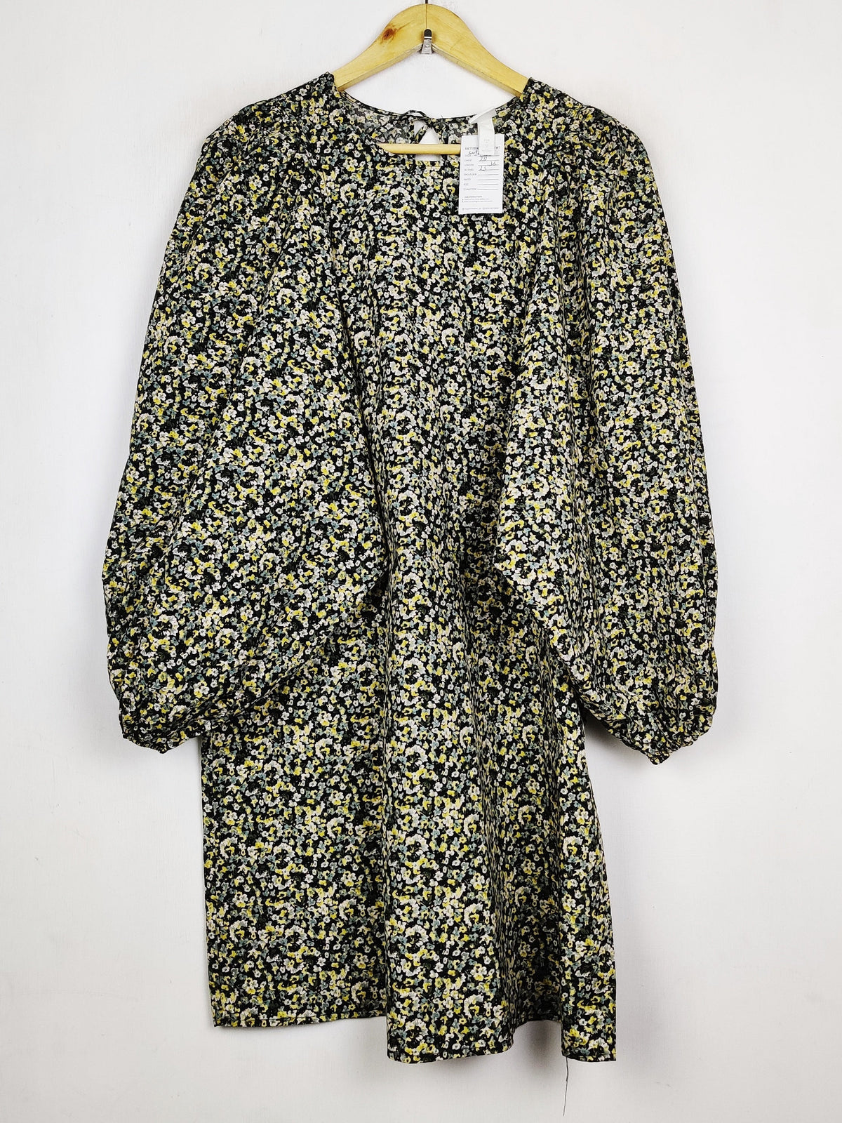Buy online pre-used pre-loved 100% authentic & Original branded H&M (SWT-9525) available in Pakistan. Top international brands avilable.
