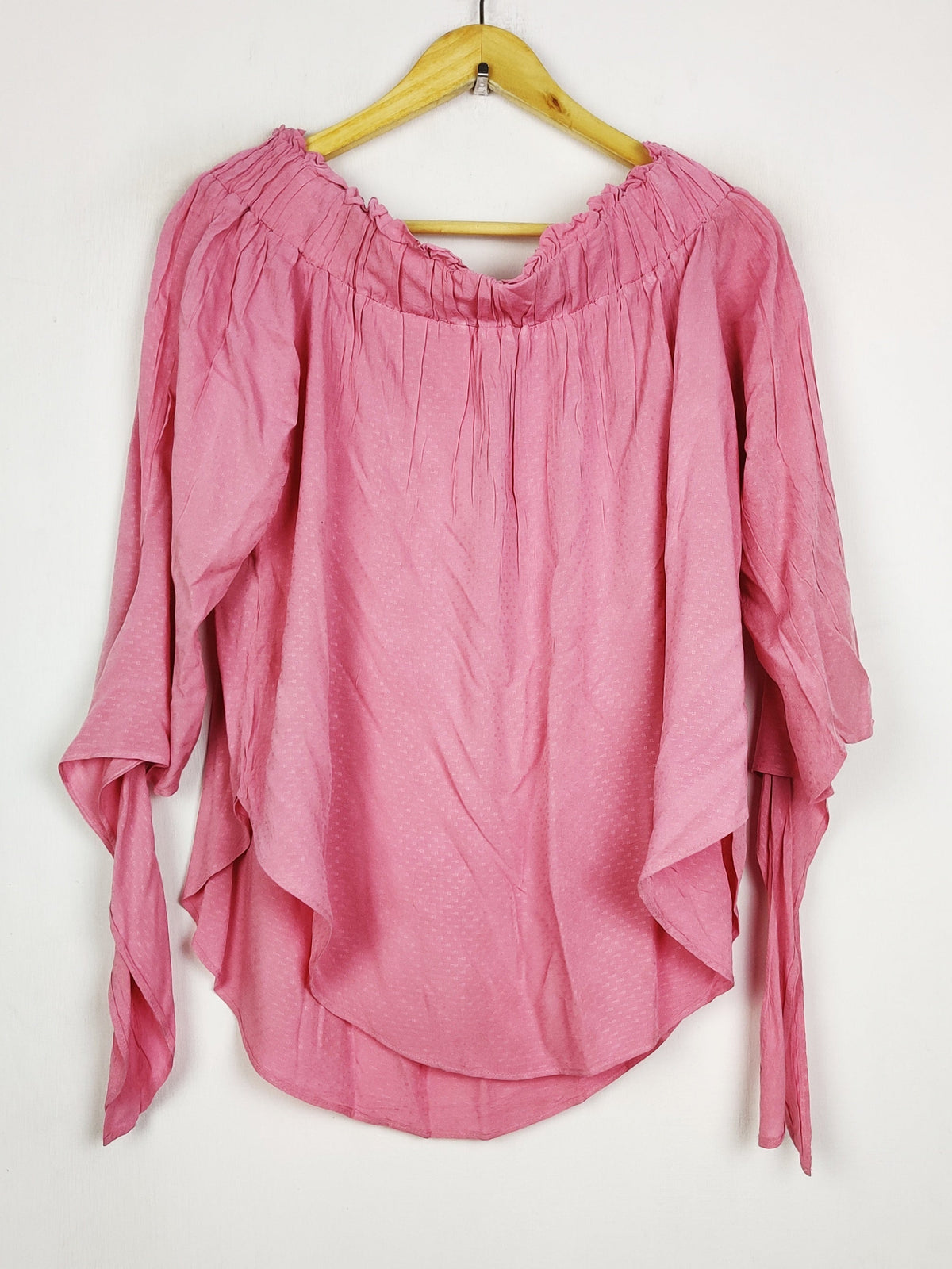 Buy online pre-used pre-loved 100% authentic & Original branded H&M (SWT-9541) available in Pakistan. Top international brands avilable.