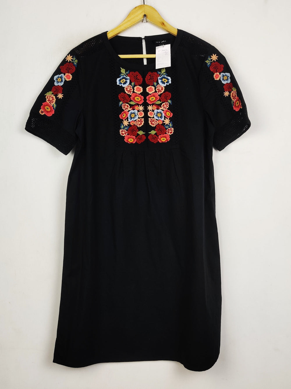 Buy online pre-used pre-loved 100% authentic & Original branded New Look (SWT-9546) available in Pakistan. Top international brands avilable.