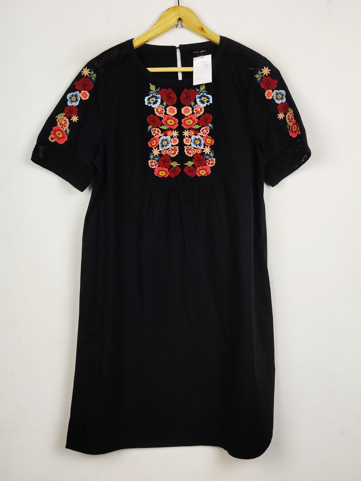 Buy online pre-used pre-loved 100% authentic & Original branded New Look (SWT-9546) available in Pakistan. Top international brands avilable.