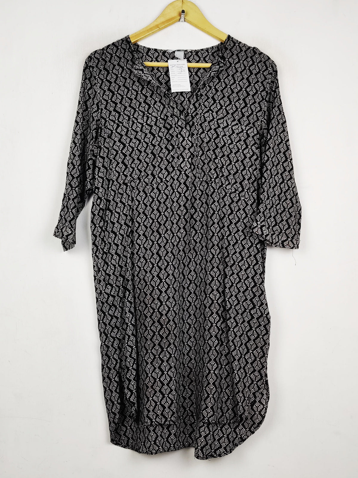 Buy online pre-used pre-loved 100% authentic & Original branded H&M (SWT-9559) available in Pakistan. Top international brands avilable.