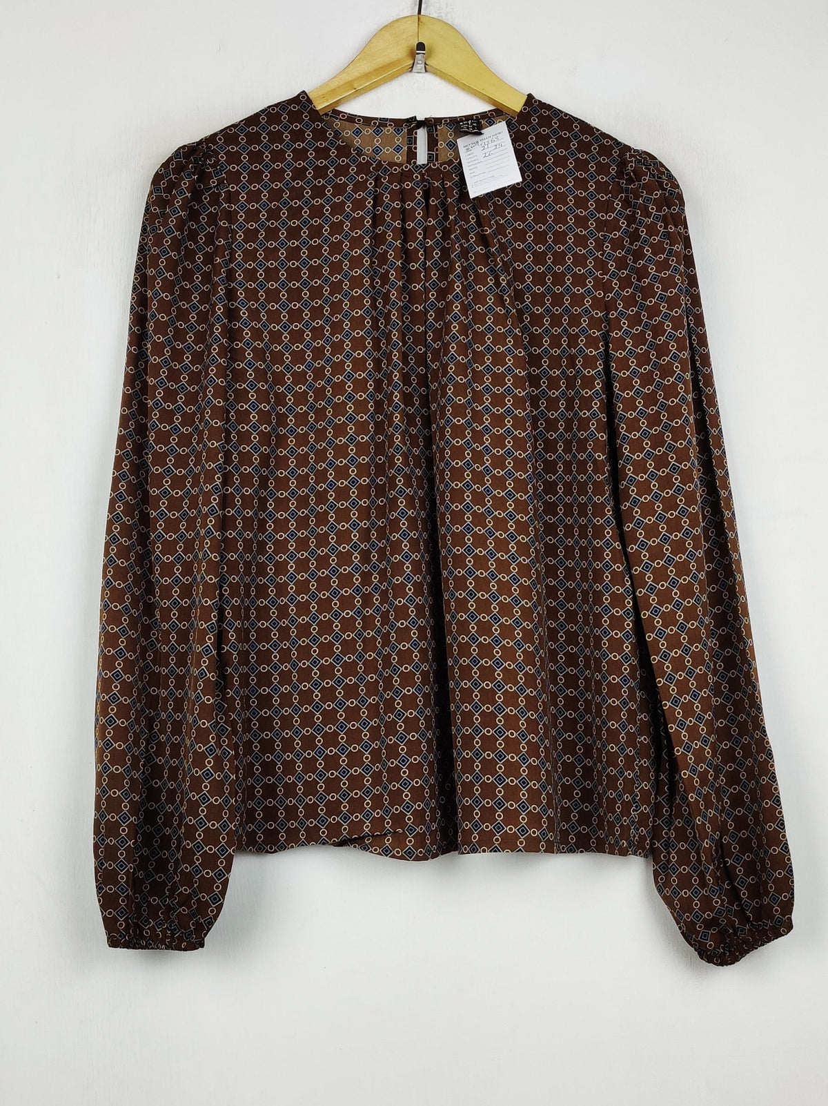 Buy online pre-used pre-loved 100% authentic & Original branded Shein (SWT-9563) available in Pakistan. Top international brands avilable.