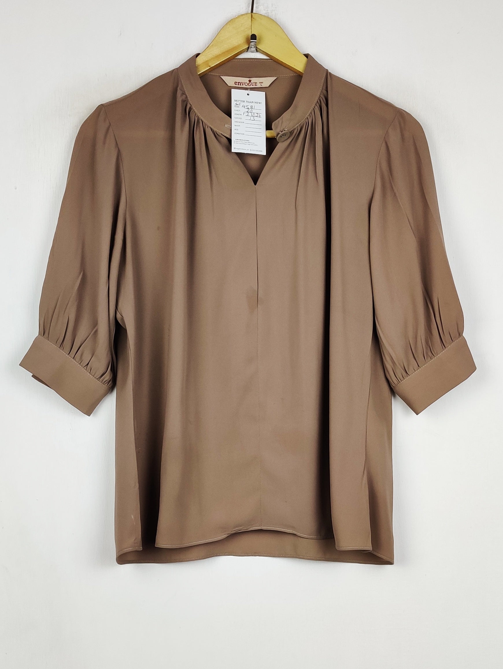 Buy online pre-used pre-loved 100% authentic & Original branded En Vogue (SWT-9581) available in Pakistan. Top international brands avilable.