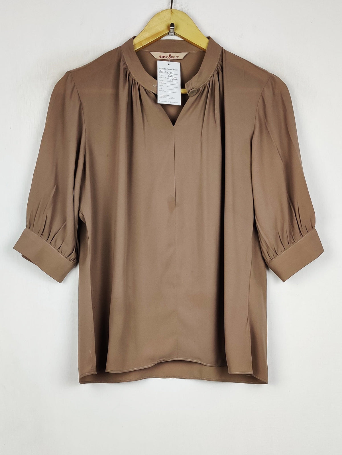 Buy online pre-used pre-loved 100% authentic & Original branded En Vogue (SWT-9581) available in Pakistan. Top international brands avilable.