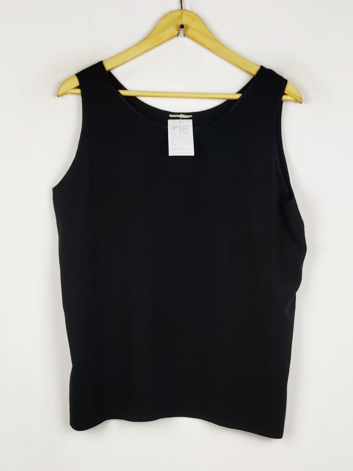 Buy online pre-used pre-loved 100% authentic & Original branded Unknown Brand (SWT-9586) available in Pakistan. Top international brands avilable.
