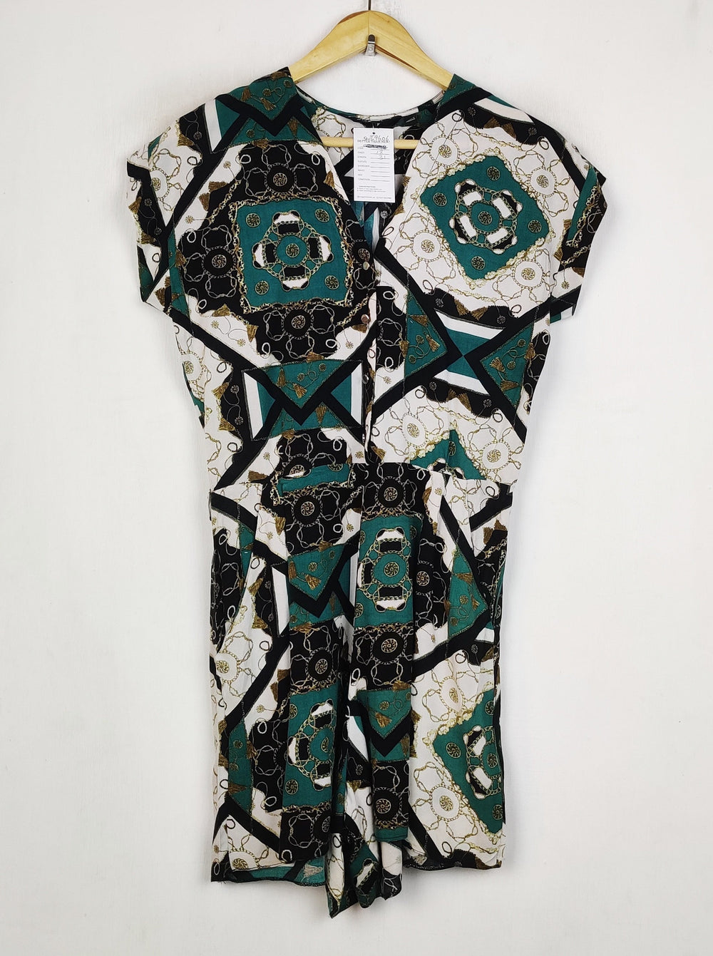 Buy online pre-used pre-loved 100% authentic & Original branded Dorothy Perkins (SWT-9606) available in Pakistan. Top international brands avilable.