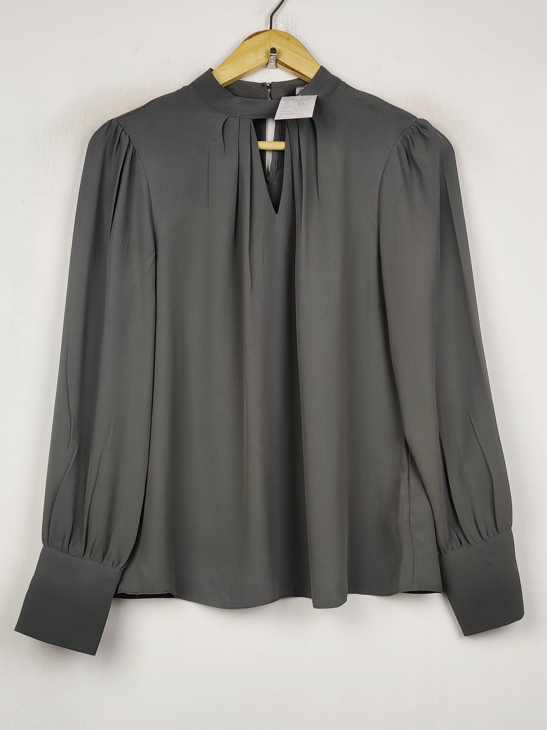 Buy online pre-used pre-loved 100% authentic & Original branded Dorothy Perkins (SWT-9616) available in Pakistan. Top international brands avilable.