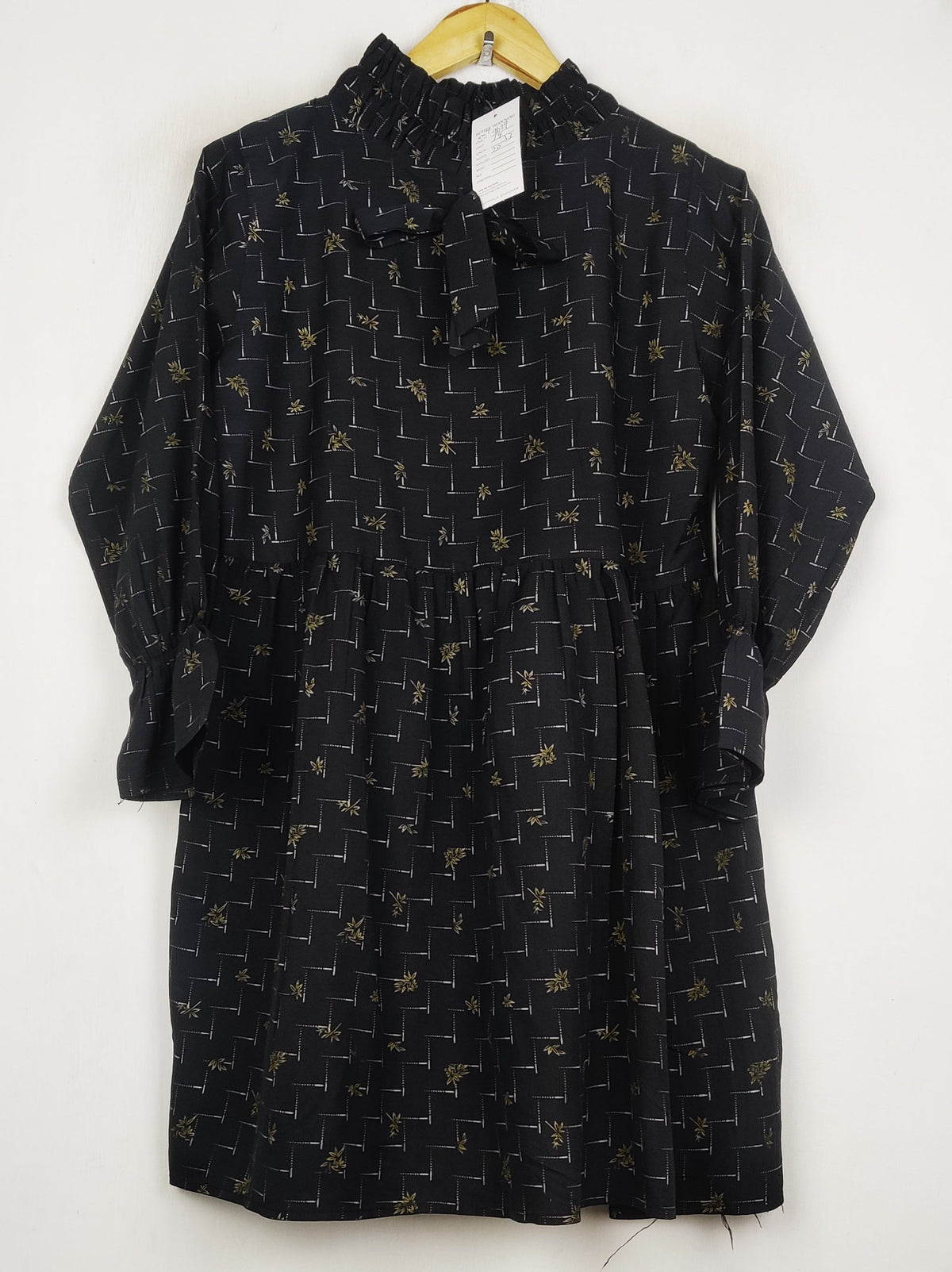 Buy online pre-used pre-loved 100% authentic & Original branded Unknown Brand (SWT-9629) available in Pakistan. Top international brands avilable.