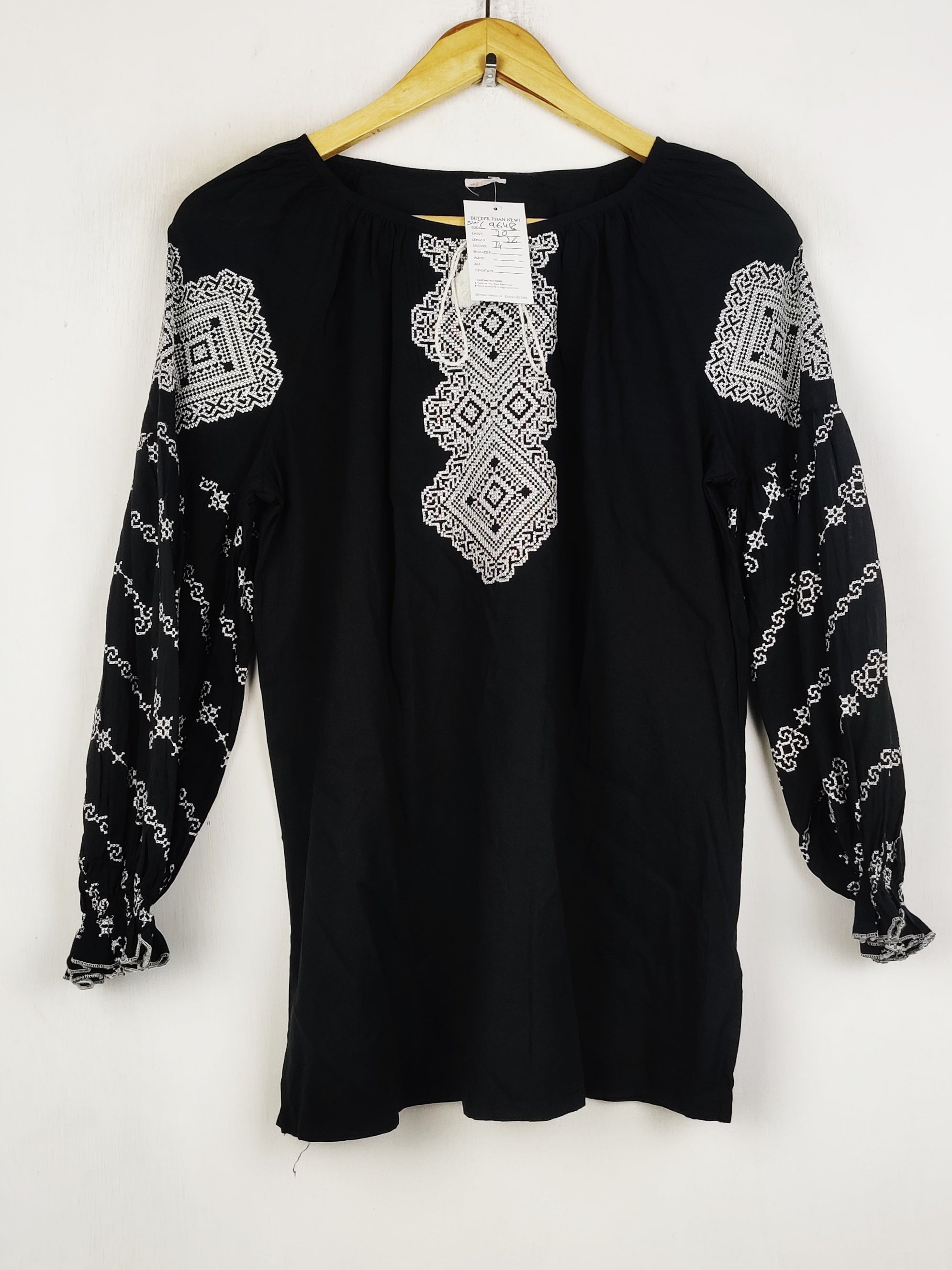 Buy online pre-used pre-loved 100% authentic & Original branded Unknown Brand (SWT-9648) available in Pakistan. Top international brands avilable.