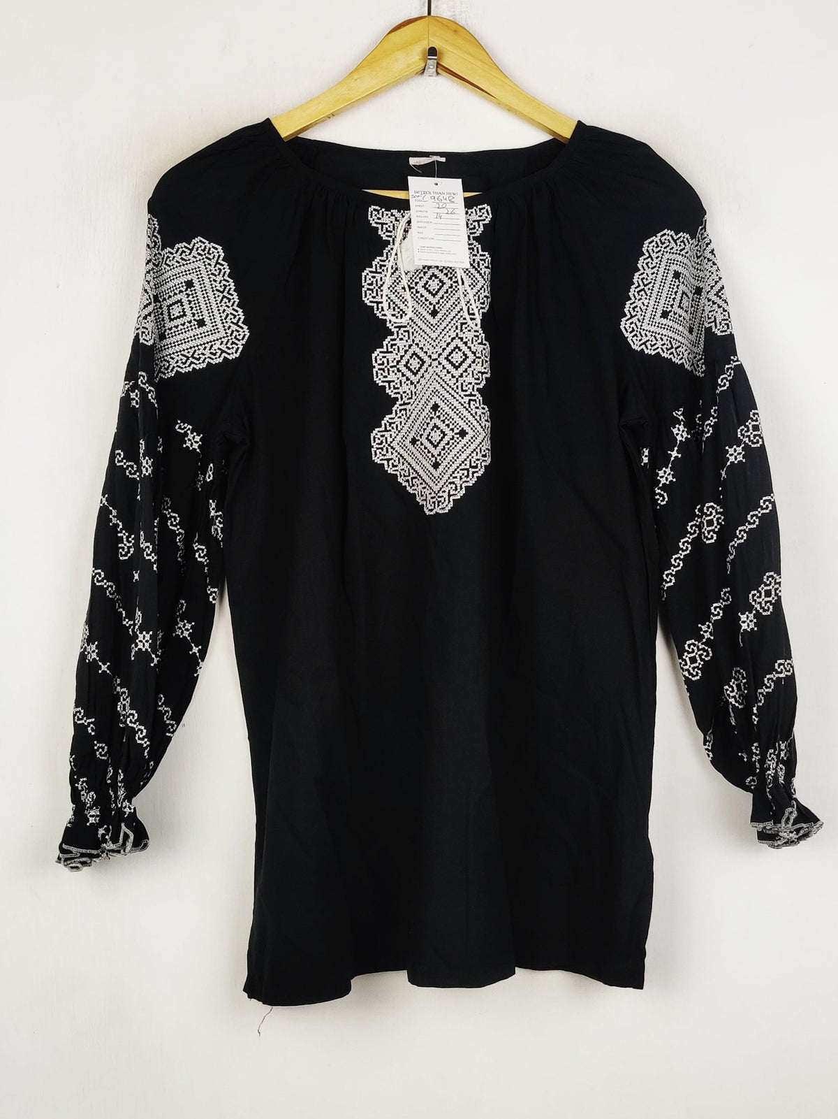 Buy online pre-used pre-loved 100% authentic & Original branded Unknown Brand (SWT-9648) available in Pakistan. Top international brands avilable.