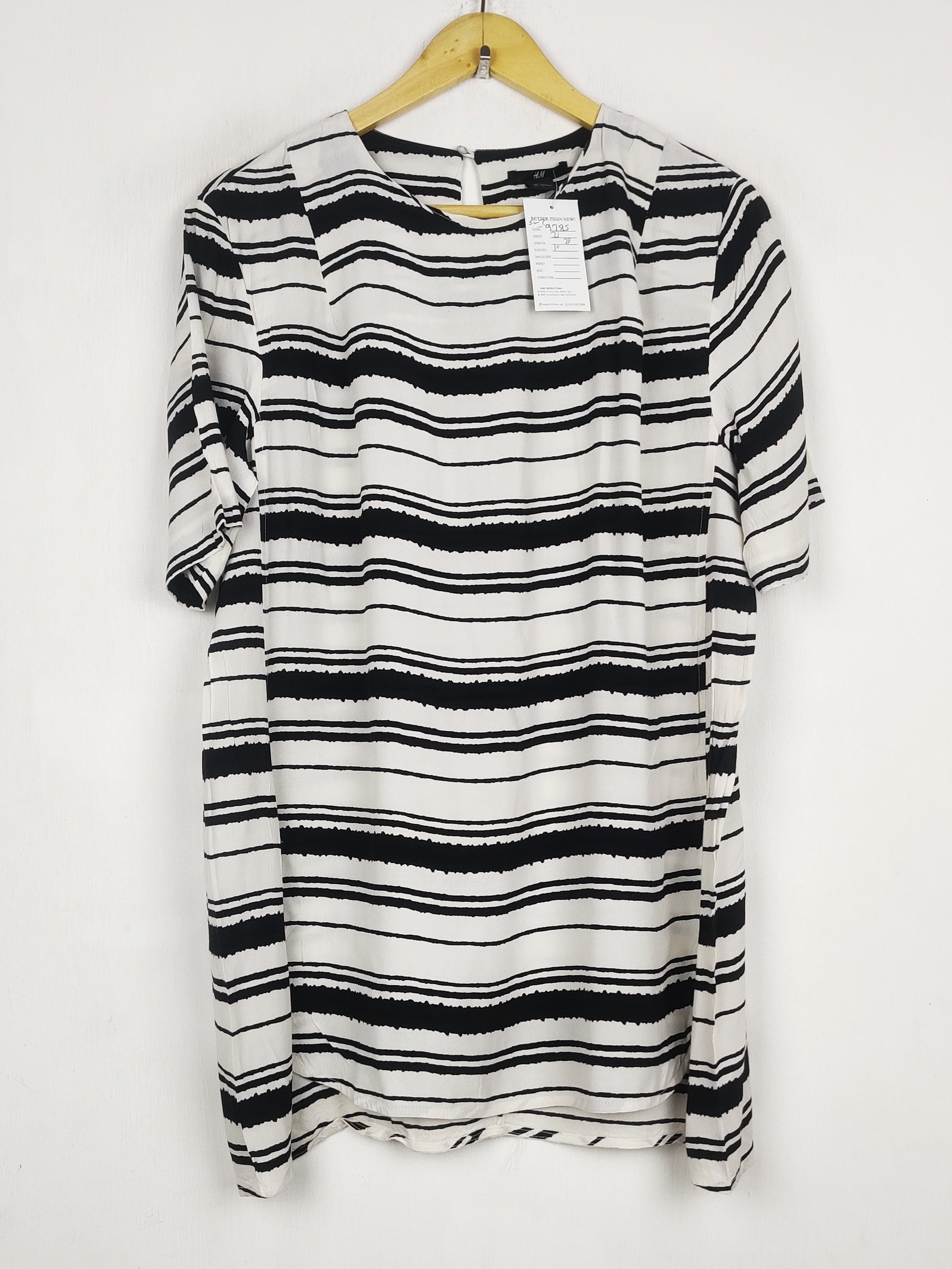 Buy online pre-used pre-loved 100% authentic & Original branded H&M (SWT-9785) available in Pakistan. Top international brands avilable.