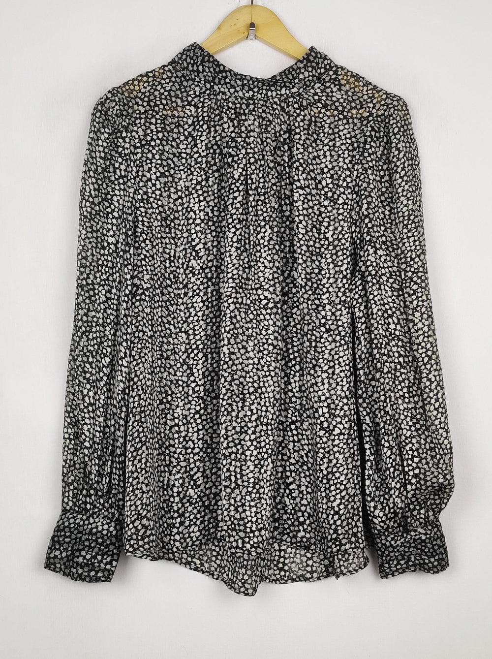 Buy online pre-used pre-loved 100% authentic & Original branded H&M (SWT-9825) available in Pakistan. Top international brands avilable.