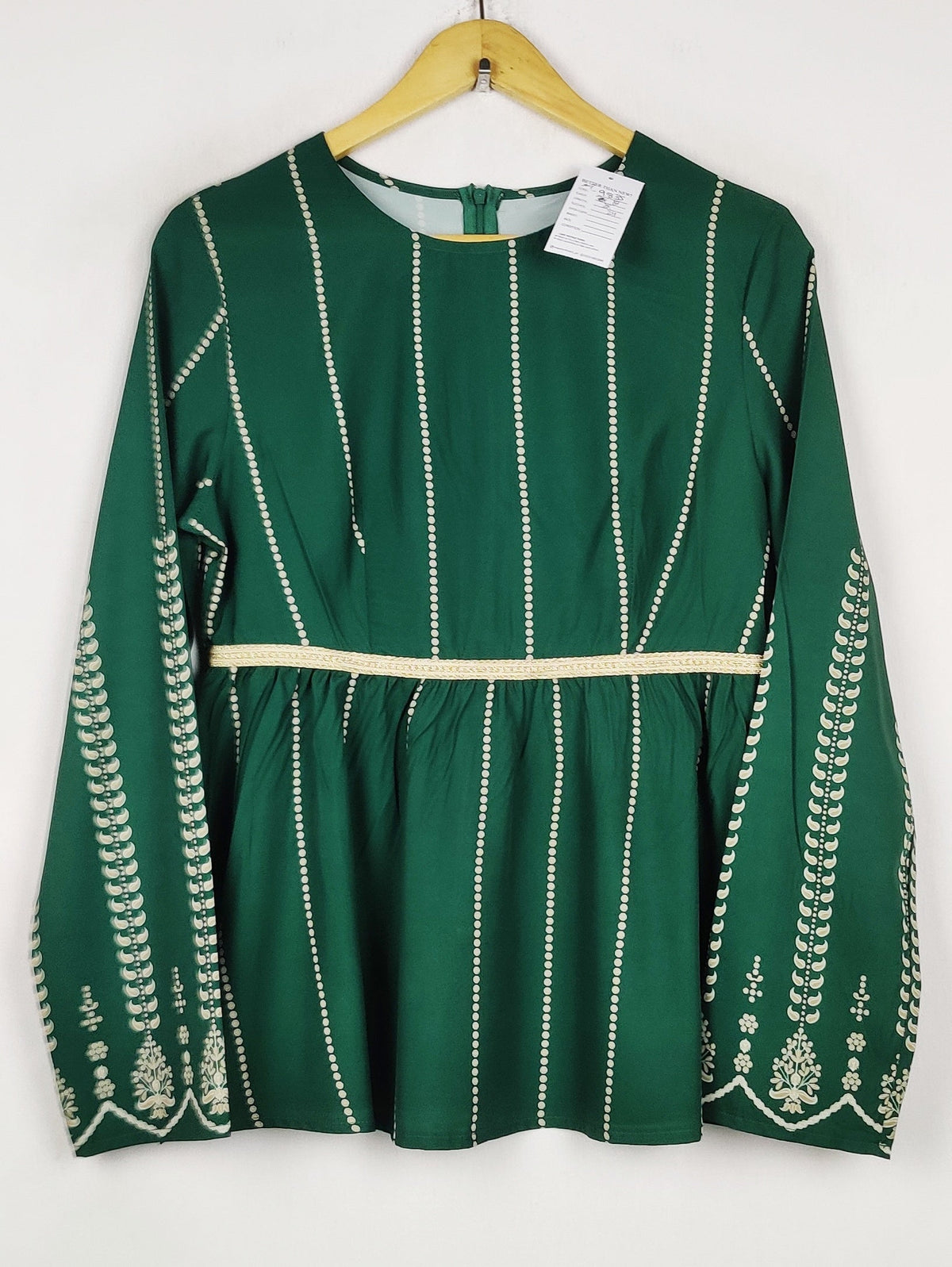 Buy online pre-used pre-loved 100% authentic & Original branded Unknown Brand (SWT-9835) available in Pakistan. Top international brands avilable.