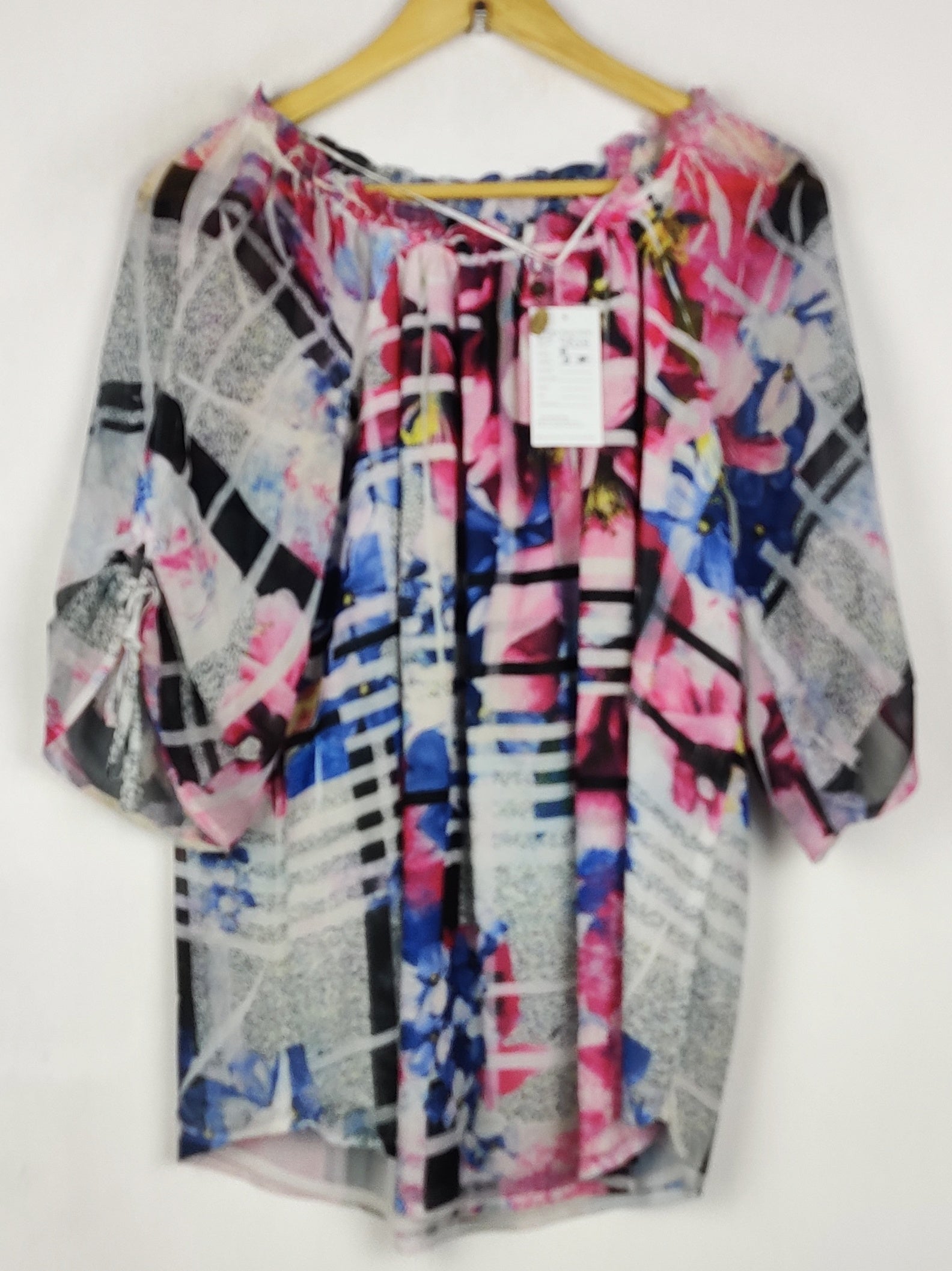 Buy online pre-used pre-loved 100% authentic & Original branded Unknown Brand (SWT-9838) available in Pakistan. Top international brands avilable.