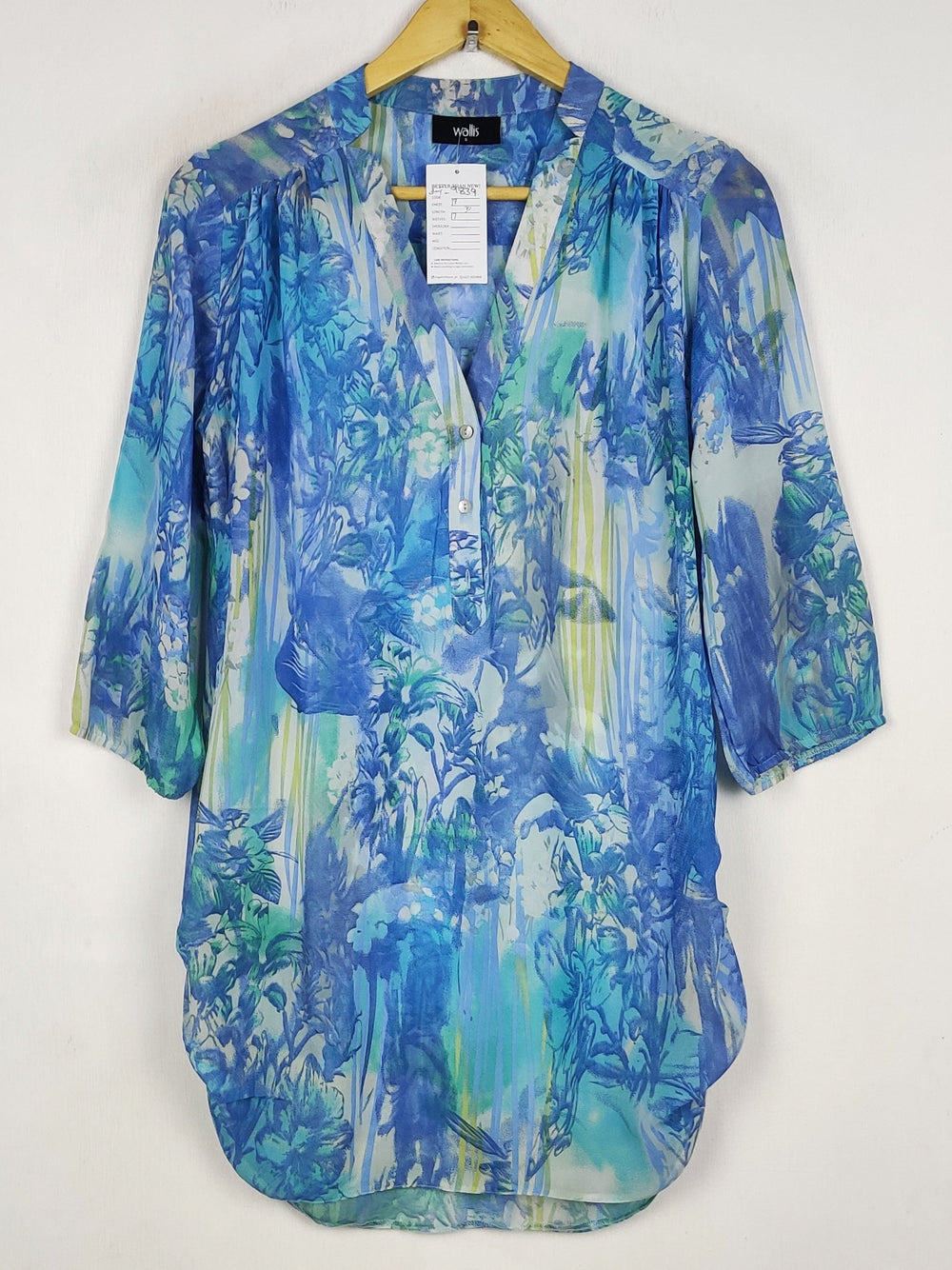 Buy online pre-used pre-loved 100% authentic & Original branded Wallis (SWT-9839) available in Pakistan. Top international brands avilable.