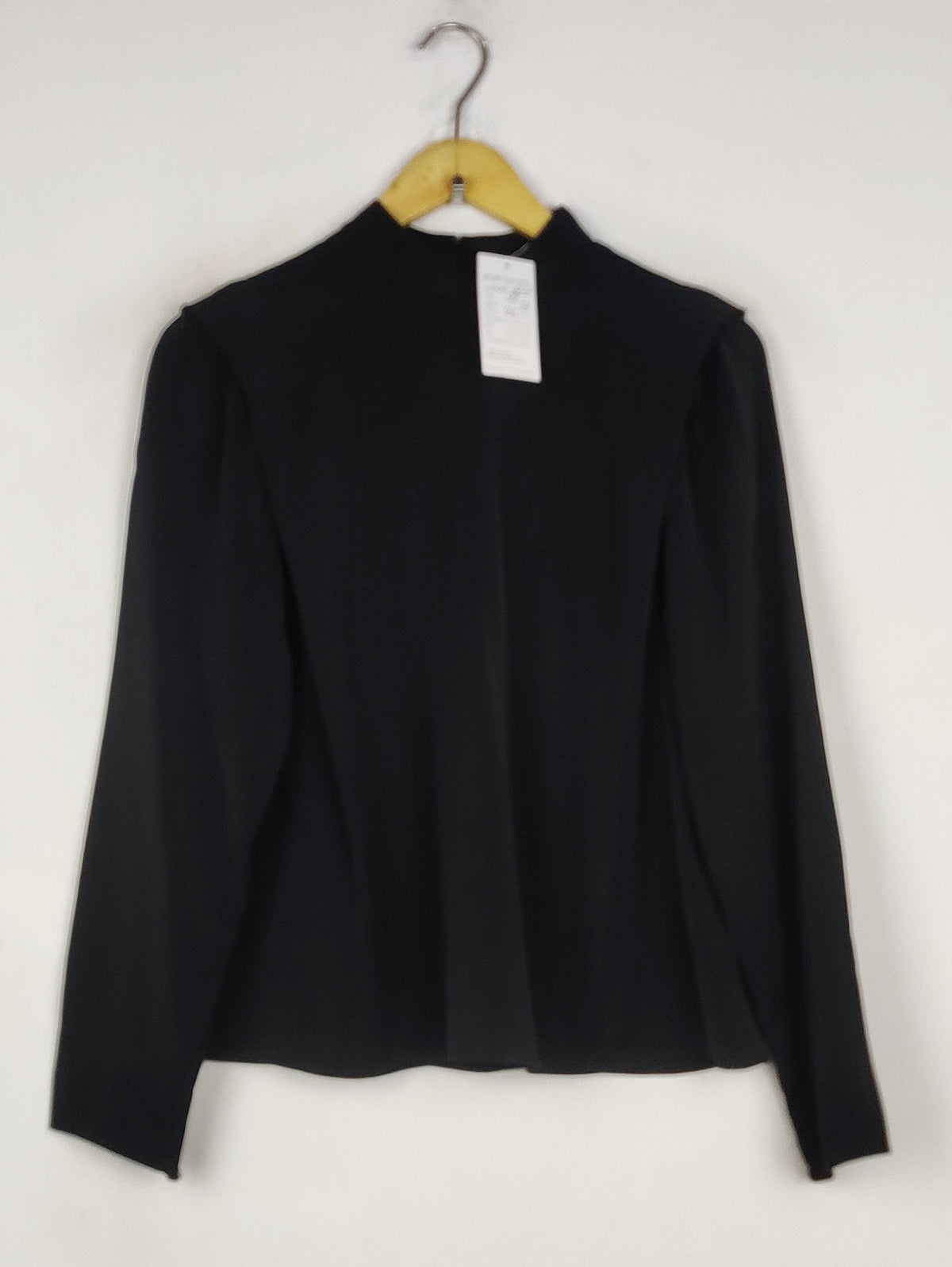Buy online pre-used pre-loved 100% authentic & Original branded H&M (SWT-9847) available in Pakistan. Top international brands avilable.