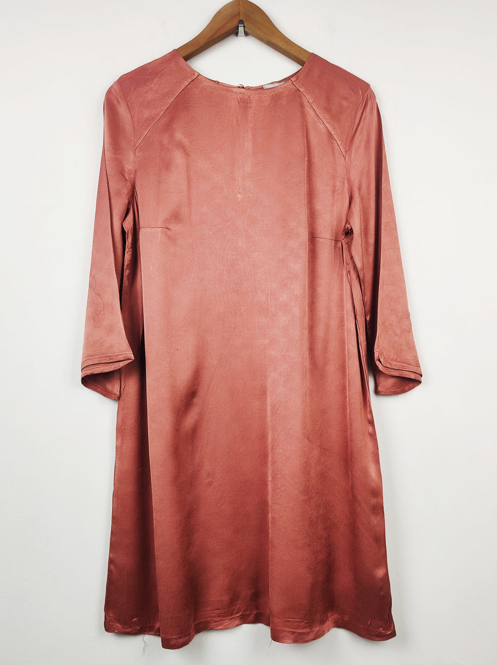 Buy online pre-used pre-loved 100% authentic & Original branded H&M (SWT-986) available in Pakistan. Top international brands avilable.