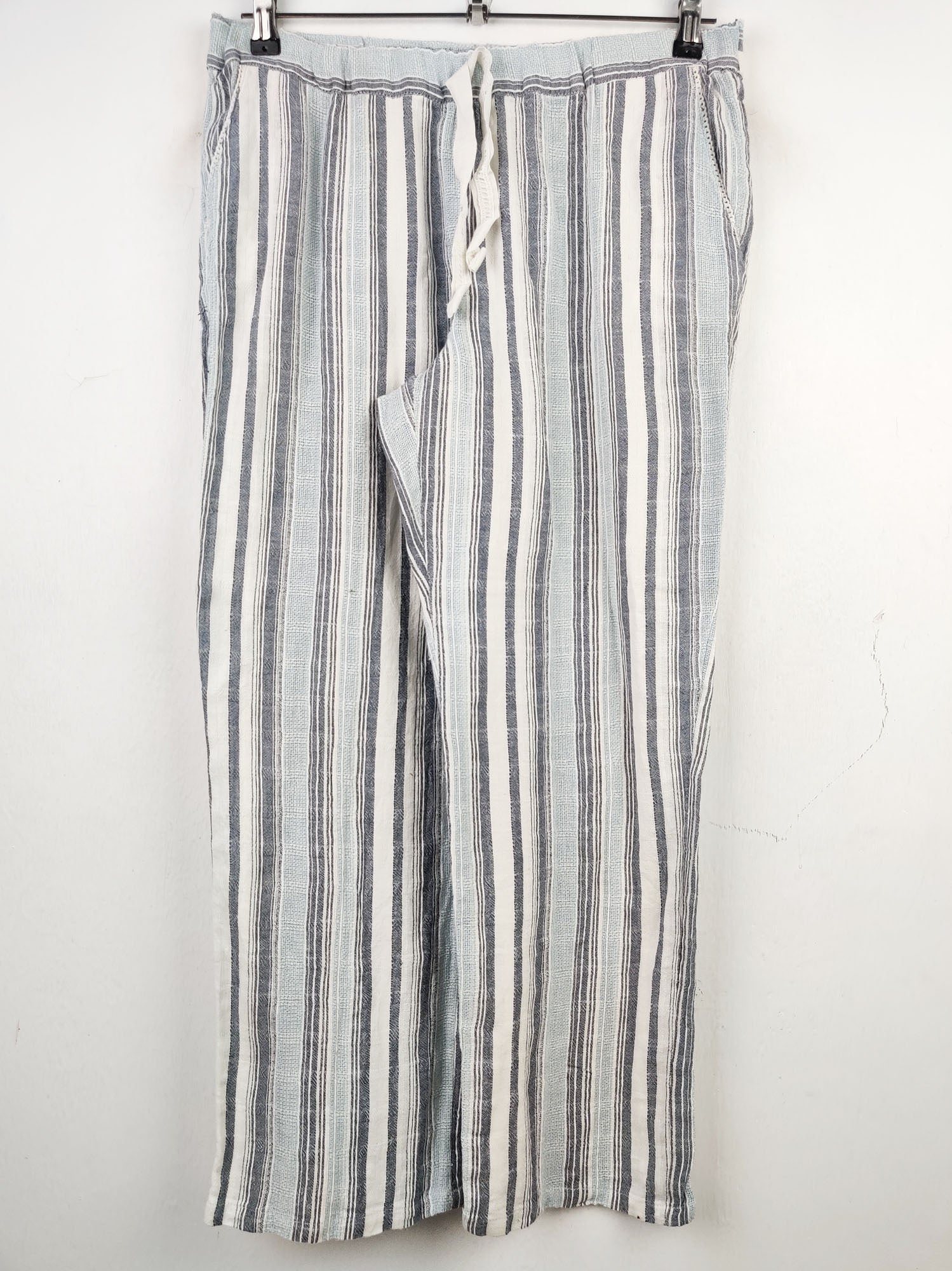 Buy online pre-used pre-loved 100% authentic & Original branded George (T-1083) available in Pakistan. Top international brands avilable.