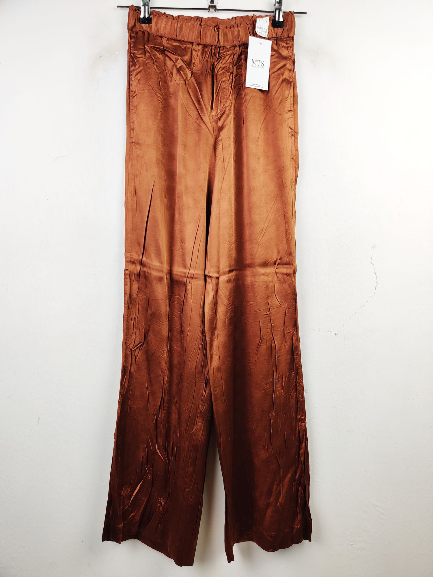 Buy online pre-used pre-loved 100% authentic & Original branded Zara (T-1100) available in Pakistan. Top international brands avilable.