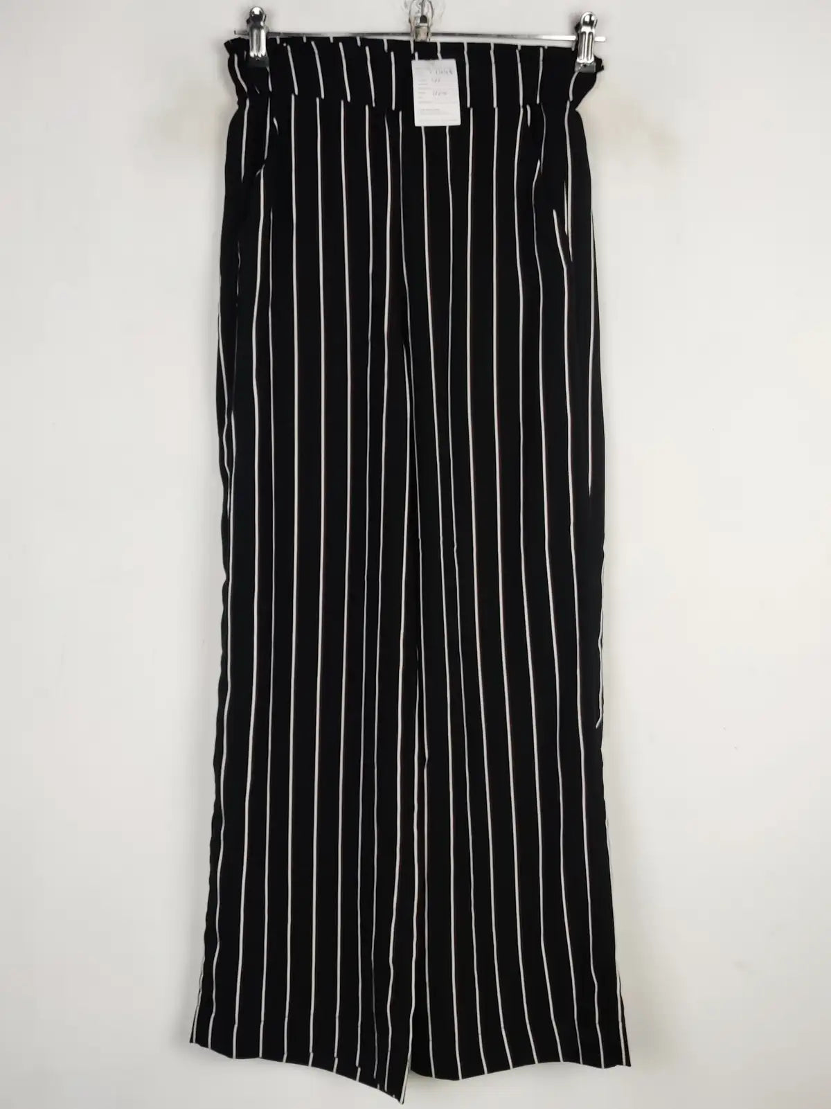 Buy online pre-used pre-loved 100% authentic & Original branded H&M (T-1448) available in Pakistan. Top international brands avilable.