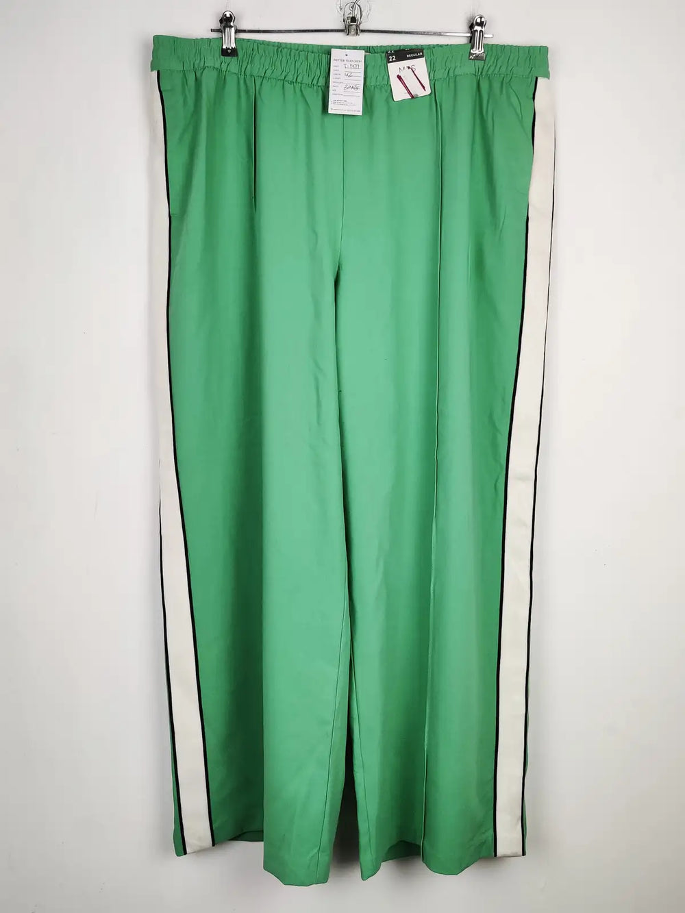 Buy online pre-used pre-loved 100% authentic & Original branded Marks & Spencer (T-1477) available in Pakistan. Top international brands avilable.