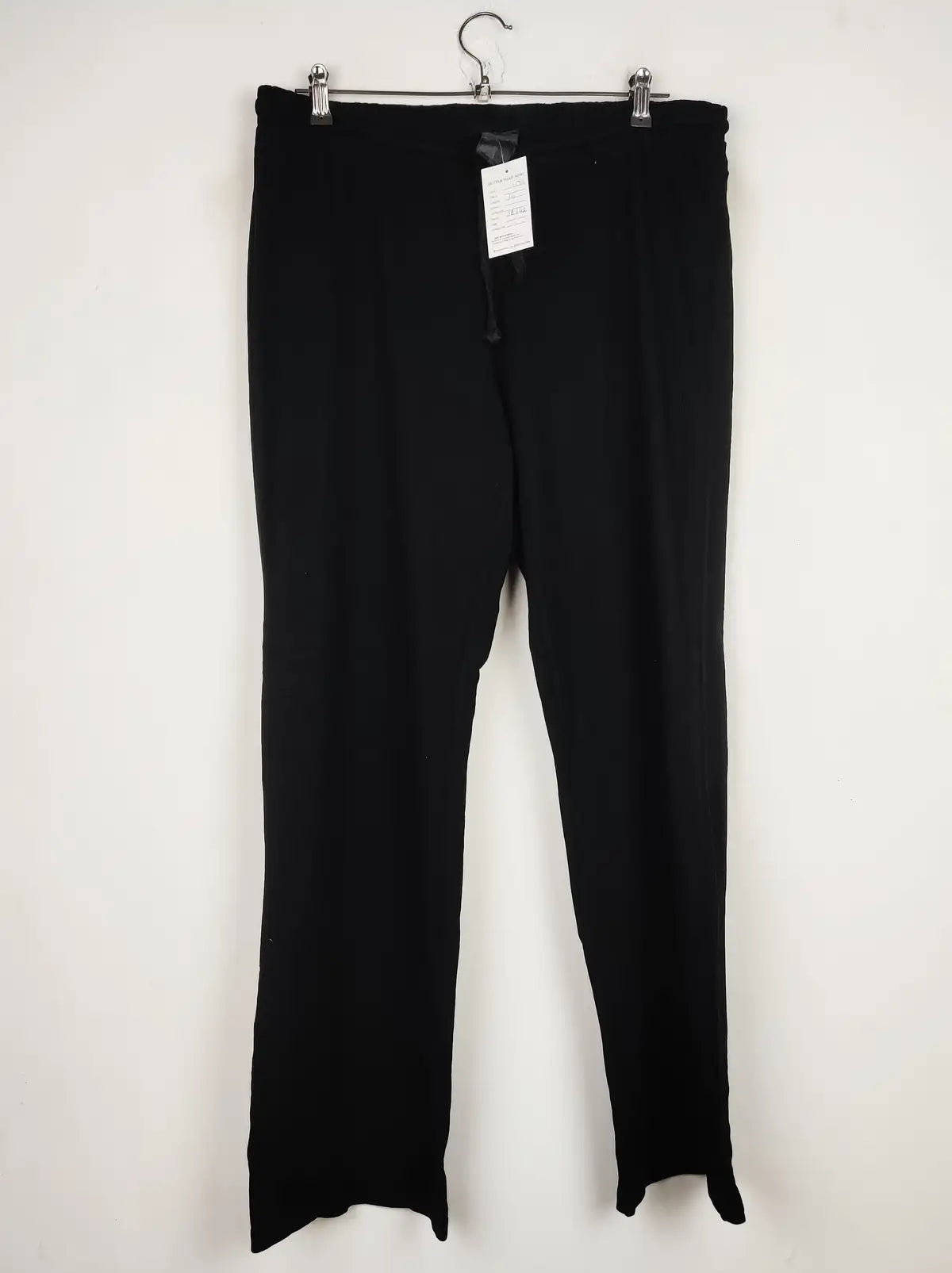 Buy online pre-used pre-loved 100% authentic & Original branded Unknown Brand (T-1572) available in Pakistan. Top international brands avilable.