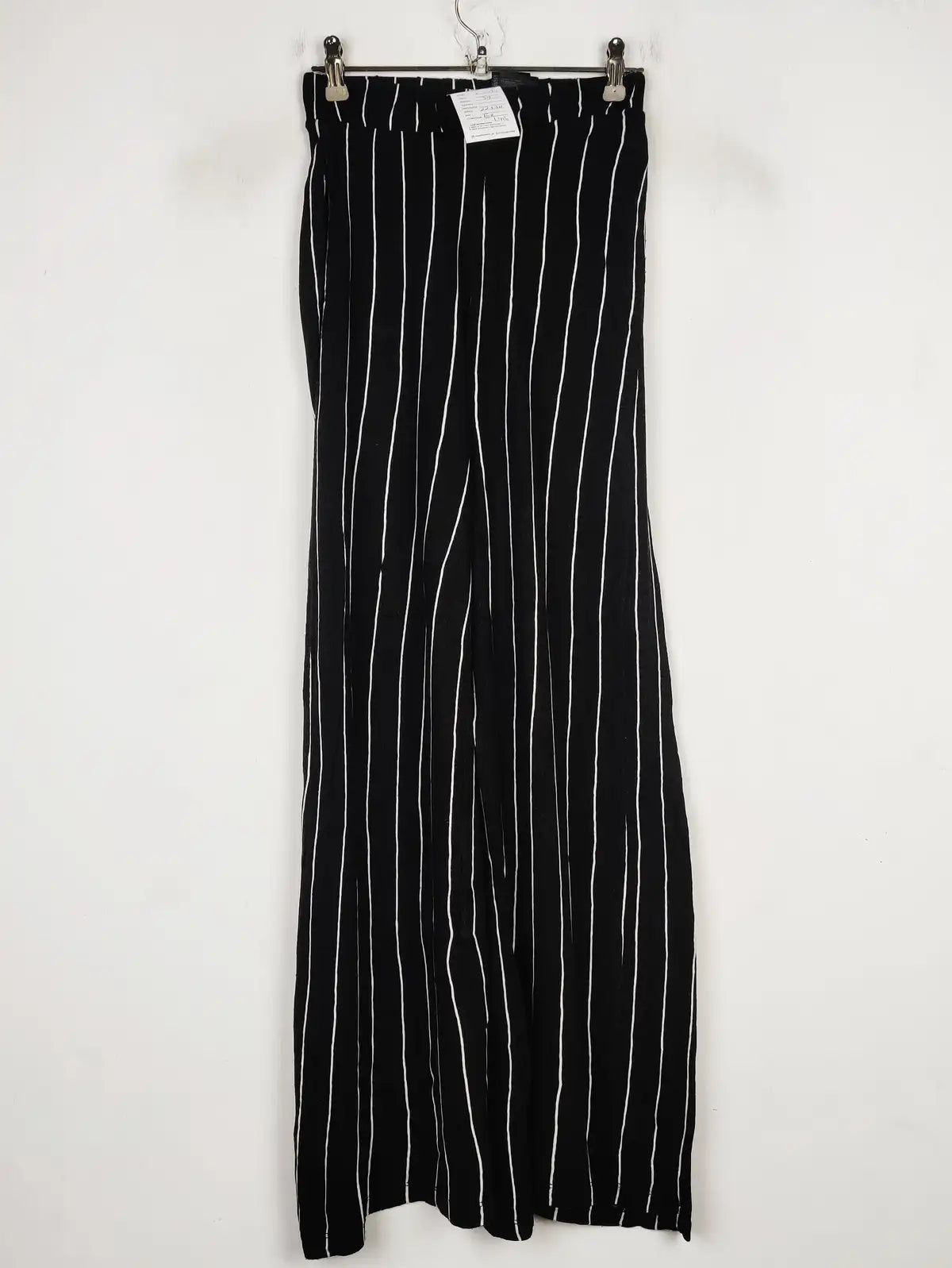Buy online pre-used pre-loved 100% authentic & Original branded H&M (T-1584) available in Pakistan. Top international brands avilable.