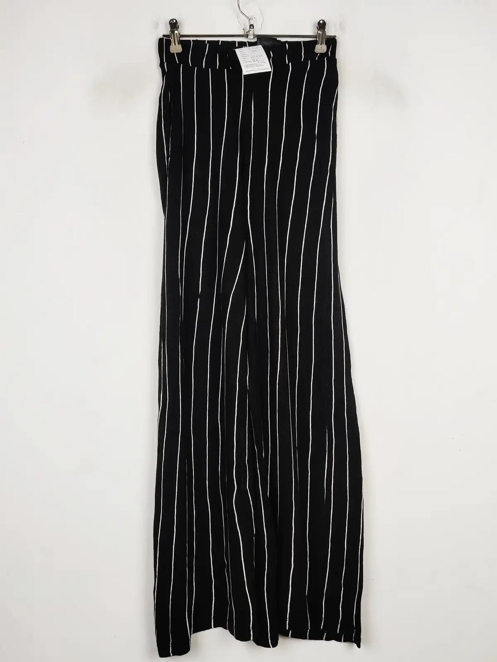 Buy online pre-used pre-loved 100% authentic & Original branded H&M (T-1584) available in Pakistan. Top international brands avilable.