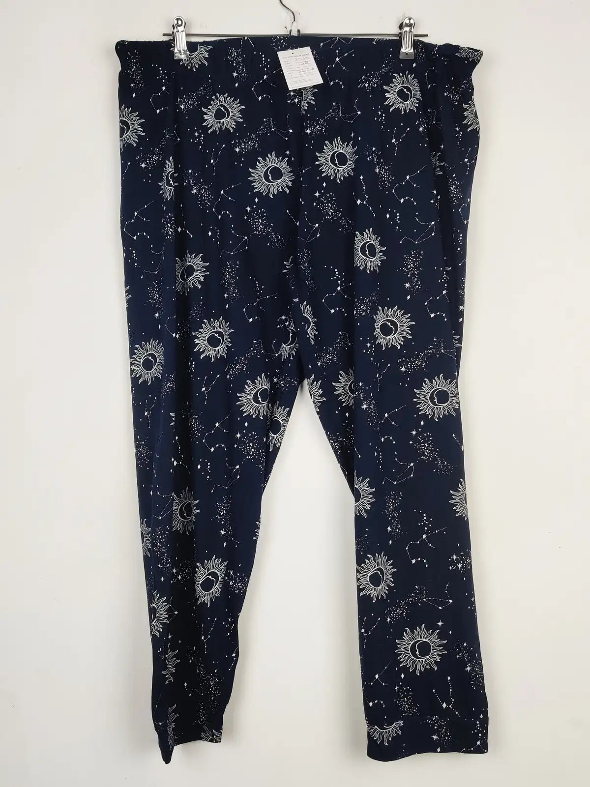 Buy online pre-used pre-loved 100% authentic & Original branded Unknown Brand (T-1673) available in Pakistan. Top international brands avilable.